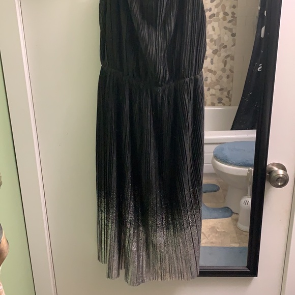 Black dress - Picture 3 of 4